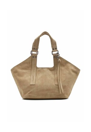 Sac à main en daim beige avec une forme trapézoïdale large, des poignées tressées, des anneaux en métal et deux pompons en cuir suspendus d'un côté.