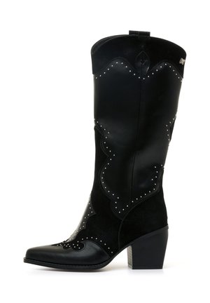 Stivale da cowboy in pelle nera e suede con cuciture intricate, borchie argentate, punta appuntita e design con tacco a blocco.