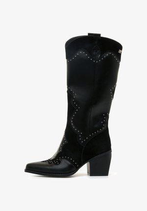 Zwarte leren en suède cowboylaarzen met intricate stiksel, zilveren studs, puntige neus en een blokhakdesign.