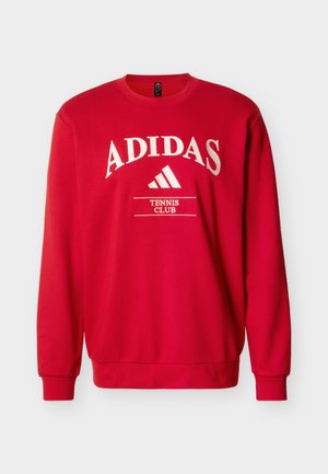 Felpa rossa Adidas con testo bianco "ADIDAS", logo a tre strisce e scritta "TENNIS CLUB" sul davanti, maniche lunghe, collo a giro.