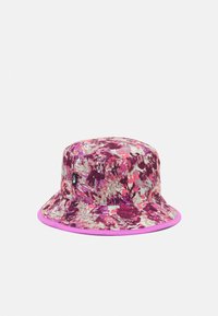 Bucket-hatt med ett livligt rosa och lila abstrakt mönster, med en solid rosa skärm och en liten varumärkesetikett på sidan.