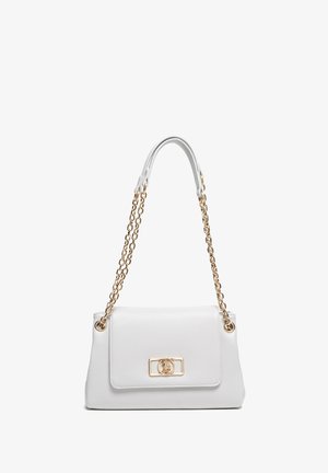 Biała torebka o fakturowanej powierzchni, z złotym łańcuszkiem na ramię i ozdobnym zapięciem. Kompaktowy, prostokątny kształt z gładką powierzchnią.