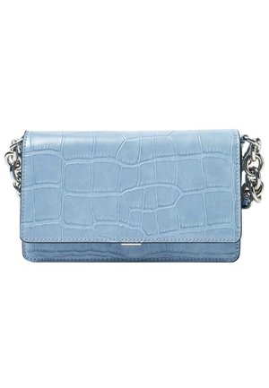 Lichtblauwe clutch met krokodillenstructuur en zilveren kettingriem op witte achtergrond.