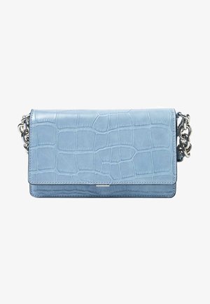 Pochette bleu clair avec texture crocodile et bandoulière chaîne argentée sur fond blanc.