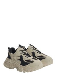 Sneakers z beżową syntetyczną cholewką, czarnymi akcentami i panelami z siateczki. Gruba podeszwa z teksturowanym bieżnikiem dla lepszej przyczepności oraz sznurowanie zapewniające pewne dopasowanie.