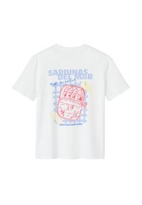 T-shirt blanc à manches courtes avec un imprimé graphique coloré d'une boîte de sardines, agrémenté de textes et d'éléments décoratifs en bleu, rose et jaune.