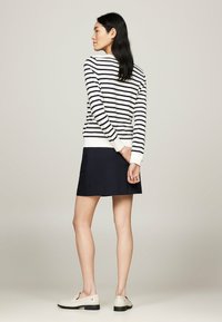 Tommy Hilfiger STITCH BOAT - Maglione - ivory petal  desert sky stp