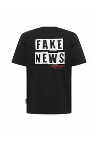 Sort t-shirt med korte ærmer, prydet med hvid bloktekst "FAKE NEWS" og lille rød tekst "CARLO COLUCCI EST 1978" på ryggen.
