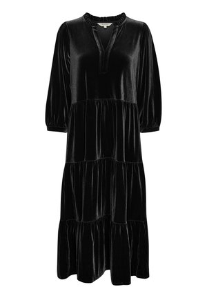Fekete bársonydressz, réteges dizájnnal, háromnegyedes ujjakkal és V-kivágással, gyűrt gallérral. Puha textúra és lágy, folydogáló sziluett.