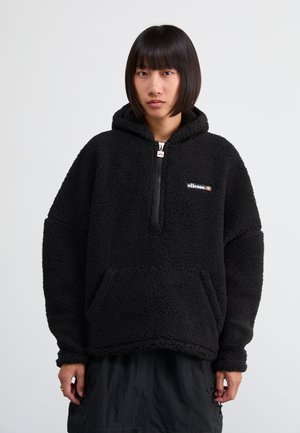 Svart fleece-hoodie med halvdragkedja, stor framficka och logodetalj på bröstet. Mjuk textur och oversized passform.
