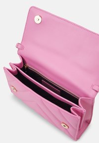Borsa a mano in pelle rosa con design trapuntato, hardware dorato, un compartimento aperto, una tasca con cerniera e un rivestimento interno a motivi neri.