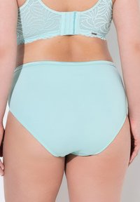 Mutande alte azzurre con una texture liscia. Senza motivi visibili, con una morbida vita elastica e un design posteriore senza cuciture.