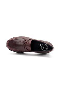Mocassini in pelle bordeaux con finitura liscia, dettagli di cucitura minimi e un interno nero imbottito con un logo sulla soletta.
