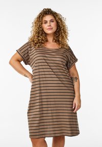 Robe rayée marron avec des manches courtes et une coupe décontractée. Tissu doux, présentant des rayures noires, une longueur jusqu'aux genoux et un col bateau.