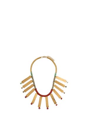 Naszyjnik z prostokątnymi złotymi zawieszkami, czerwonymi i zielonymi koralikami oraz złotym łańcuszkiem z koralikami i zapięciem typu karabińczyk.