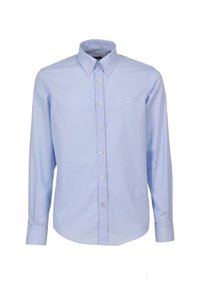 Lichtblauwe button-up shirt met lange mouwen, kraag en witte knopen. Subtiele textuur met een klein geborduurd logo op de linkerborst.