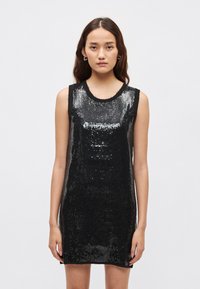 Μαύρο αμάνικο φόρεμα διακοσμ�ημένο με παγιέτες, με στρογγυλή λαιμόκοψη και εφαρμοστή σιλουέτα. Λείο ύφασμα με λαμπερό φινίρισμα.