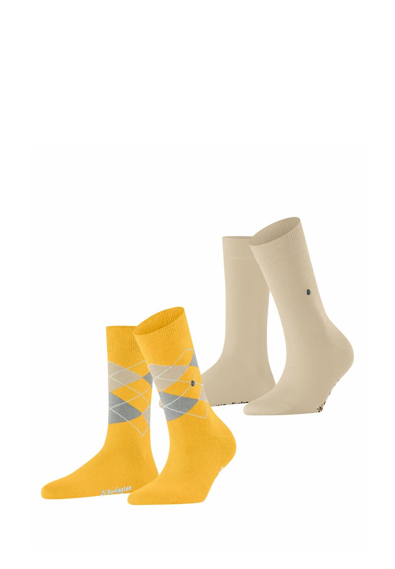 Zwei Paar Socken: ein Paar gelb mit grauem Argyle-Muster, das andere beige mit glatter Oberfläche und geripptem Bündchen. Beide haben Logo-Akzente.