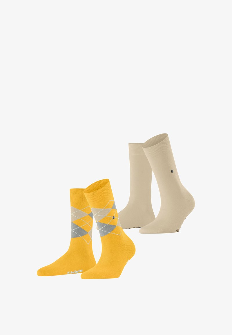 Zwei Paar Socken: ein Paar gelb mit grauem Argyle-Muster, das andere beige mit glatter Oberfläche und geripptem Bündchen. Beide haben Logo-Akzente.