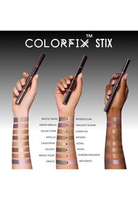 Des stylos Colorfix Stix en noir brillant avec des accents métalliques, présentant des échantillons de huit teintes scintillantes sur deux bras contre un fond dégradé.