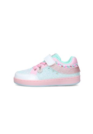 Scarpetta da bambino in tessuto glitterato blu chiaro con suola rosa, rifiniture rosa, cinturino floreale, ciondolo a forma di cuore e chiusura in velcro.