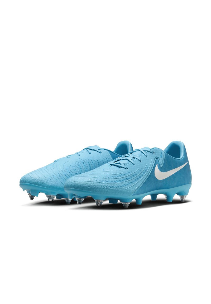 Bottines de football bleu clair avec une tige texturée, swoosh Nike blanc, lacets et crampons coniques pour une traction sur les surfaces en herbe.