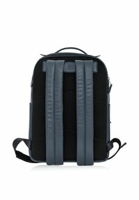 Plecak z ciemnoniebieską, fakturowaną skórzaną powłoką, z siateczkowymi akcentami, podwójnymi, regulowanymi paskami i uchwytem do noszenia na górze.