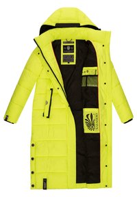Lange, puffy jas in fel neon geel met een zwarte binnenkant, voorzien van ritszakken, drukknoopjes en geborduurde labels.
