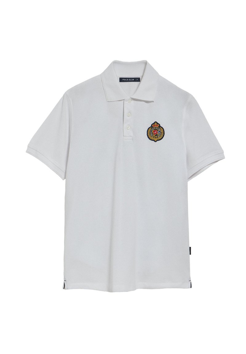 Vit polo med slät väv. Har en krage, tre knappar och en broderad logotyp på vänster bröst. Korta ärmar.