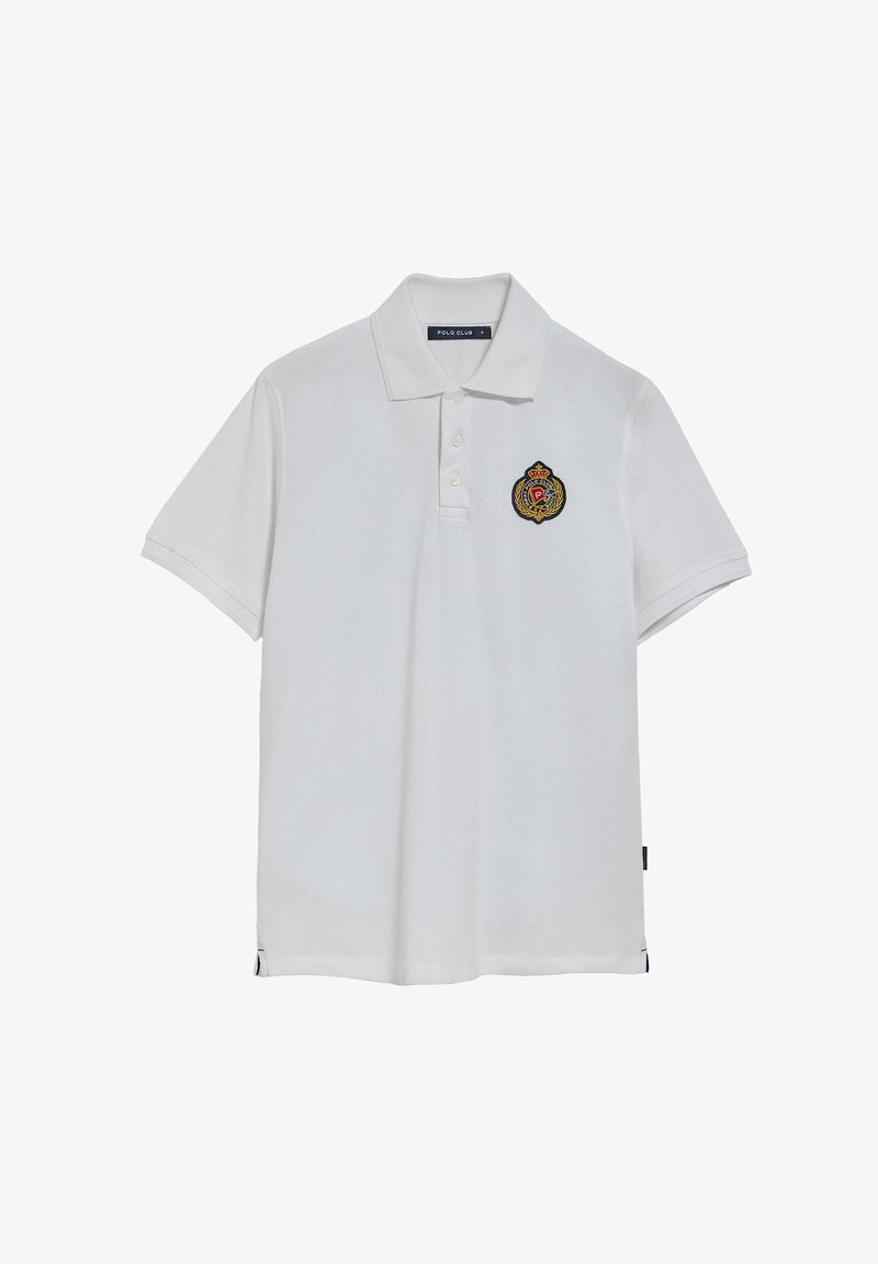 Biała koszulka polo wykonana z gładkiego materiału. Posiada kołnierzyk, trzy guziki oraz haftowane logo po lewej stronie klatki piersiowej. Krótkie rękawy.