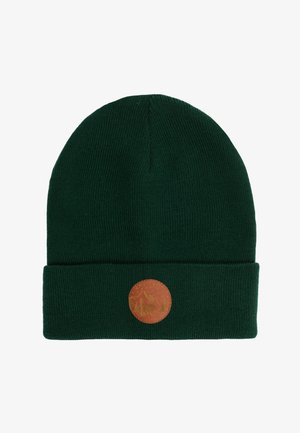 Zielona wełniana czapka z podwiniętym mankietem i okrągłą brązową skórzaną naszywką z motywami gór i niedźwiedzi.