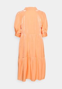 Robe orange, brillante avec un design à volants, manches courtes et un col à volants. Comprend des poignets à boutons et une coupe décontractée.