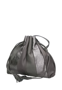 Grijze lederen trekkoord tas met een mix van matte en metallic texturen, met een verzamelde bovenkant, een kwastaccent en een zachte, ronde vorm.