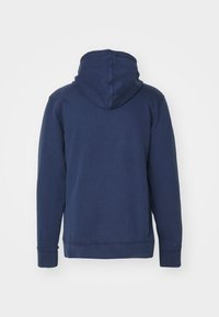 Felpa in cotone blu navy con cappuccio regolabile, maniche lunghe e polsini e bordo a costine. Texture liscia con un design semplice e uniforme.
