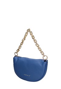 Borsa in pelle blu a forma di mezzaluna, con una tracolla in catena dorata e chiusura con zip. Logo "MARTINA K" impresso sul davanti.