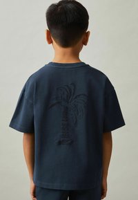 Reiss REISS TANE COTTON PALM-EMBROIDERY OVERSIZE T-SHIRT - Triko s potiskem - washed navy