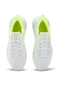 Pareja de zapatillas de correr Reebok blancas con forro amarillo neón y cordones blancos, vistas desde arriba sobre un fondo blanco.