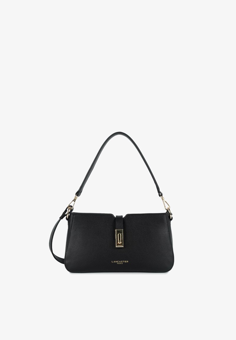 Sac à main en cuir noir Lancaster Paris avec fermoir doré, courte bandoulière et bandoulière plus longue amovible sur fond blanc.