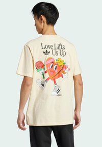 adidas Originals MBN TEE - Triko s potiskem - warm vanilla