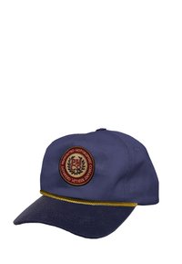 Casquette de baseball bleu marine avec un bord orné d'une cordelette dorée et un écusson rond brodé affichant un texte rouge et doré ainsi que des feuilles de laurier.