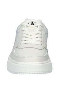 Baskets blanches à lacets avec une tige en cuir lisse, bout rond, languette rembourrée et semelle extérieure en caoutchouc blanc texturée. Présentent un marquage minimal.