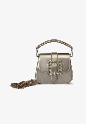 Borsa in oro metallico con finitura texturizzata, caratterizzata da un accento di strass quadrato e una maniglia intrecciata con dettaglio a frange.