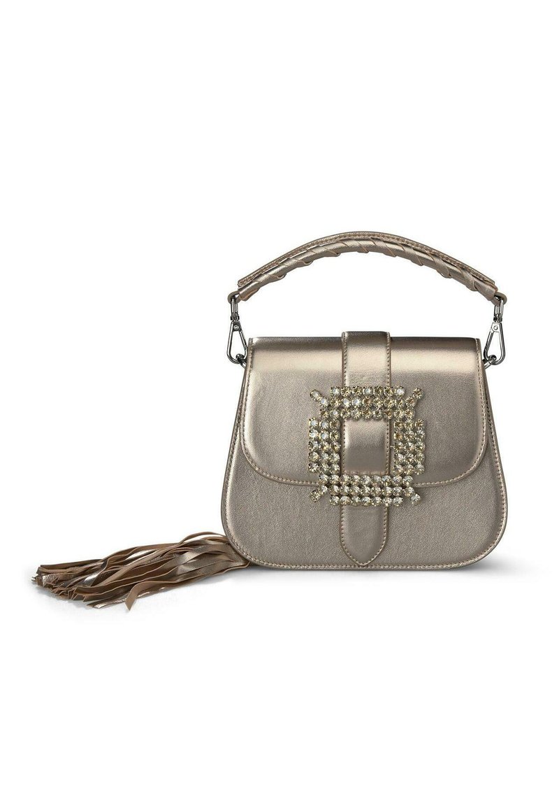 Borsa in oro metallico con finitura texturizzata, caratterizzata da un accento di strass quadrato e una maniglia intrecciata con dettaglio a frange.