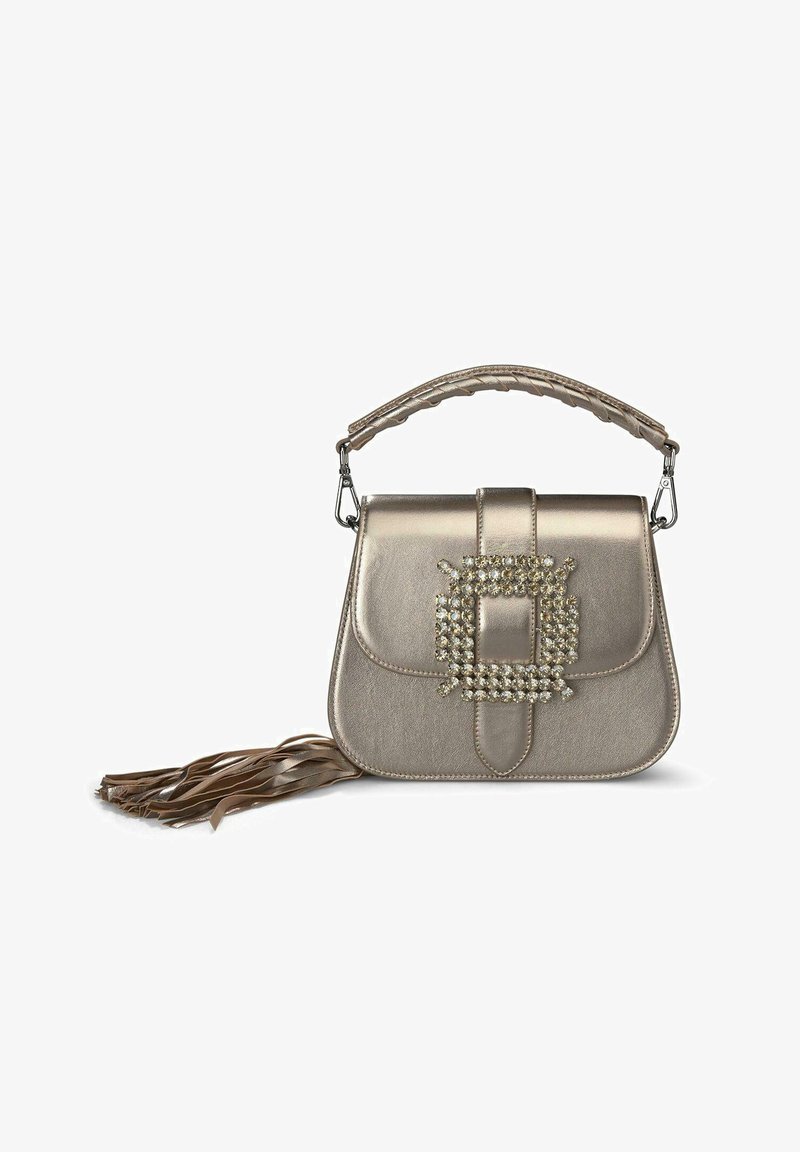 Borsa in oro metallico con finitura texturizzata, caratterizzata da un accento di strass quadrato e una maniglia intrecciata con dettaglio a frange.