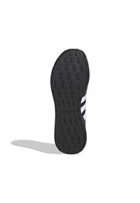 Suola in gomma nera con motivo testurizzato per una migliore aderenza, con il logo Adidas discreto. Il lato presenta strisce blu navy e bianche per una continuità di design.