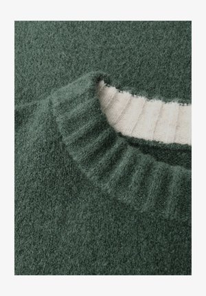 Maglione verde a maglia con colletto a coste in crema, realizzato in un materiale testurizzato e morbido con una finitura leggermente pelosa.