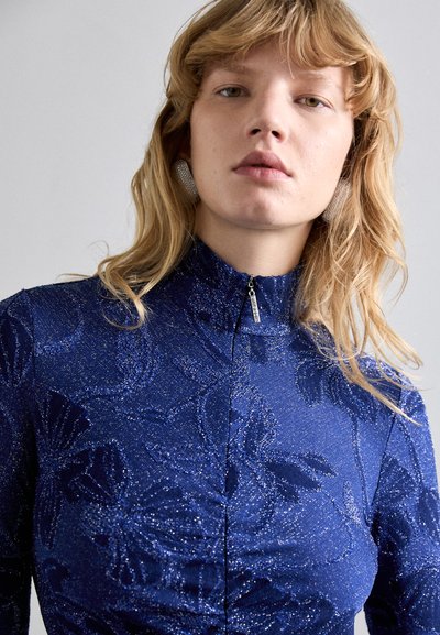 Stine Goya GATHERED LONG SLEEVE MIDI DRESS - Etuikleid - blue/multi-coloured
