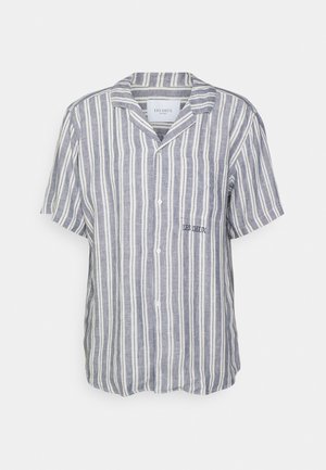 Camisa de manga corta con botones, con rayas verticales blancas y azules y un pequeño bolsillo en el pecho con el bordado "LES DEUX".