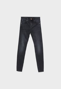 Jeans skinny de mezclilla negra con cintura a media altura, diseño de cinco bolsillos, sutil desgaste y detalles de herrajes metálicos. Textura suave.