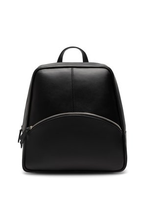 Černý kožený batoh s horním uchycením a předním zakřiveným kapsou na zip, viditelné šití uprostřed, na bílém pozadí.